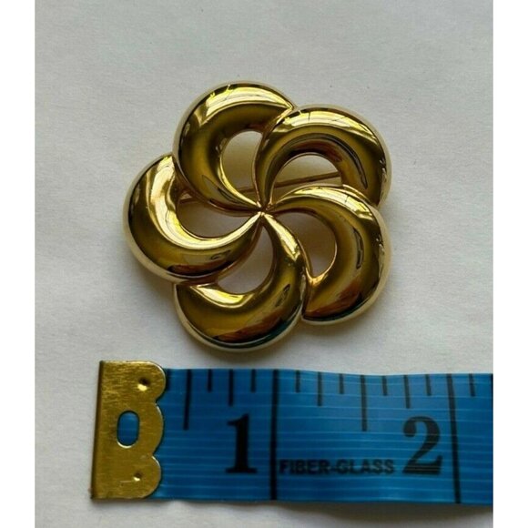Vintage MONET Brooch Pin Signed Round Floral Shape Gold Tone Scarf Pin - Picture 3 of 5